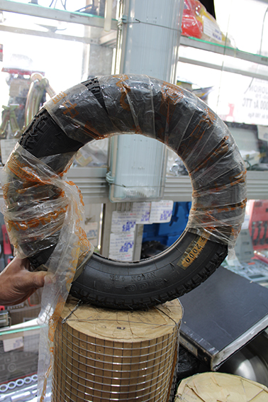 Pneu mobylette 300X08